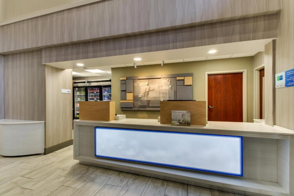 Holiday Inn Express & Suites Atlanta Perimeter Mall Hotel an IHG Hotel Main image 2